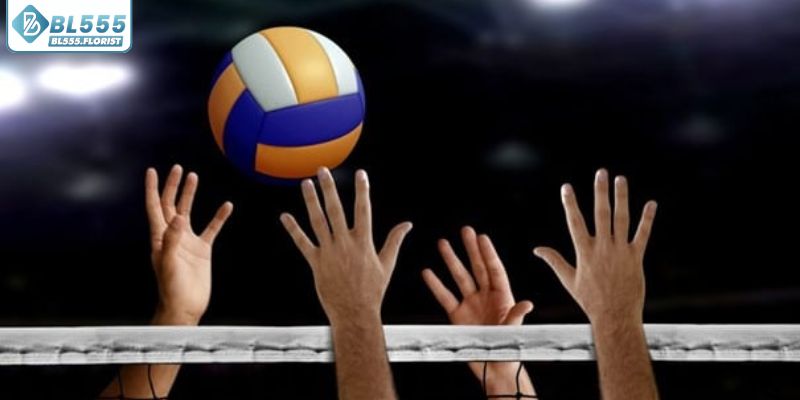 Trận bóng chuyền diễn ra quanh năm